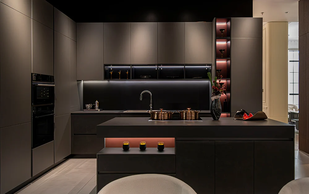 Mretty Tailored Matte Cabinetry for a Luxurious Italian Kitchen